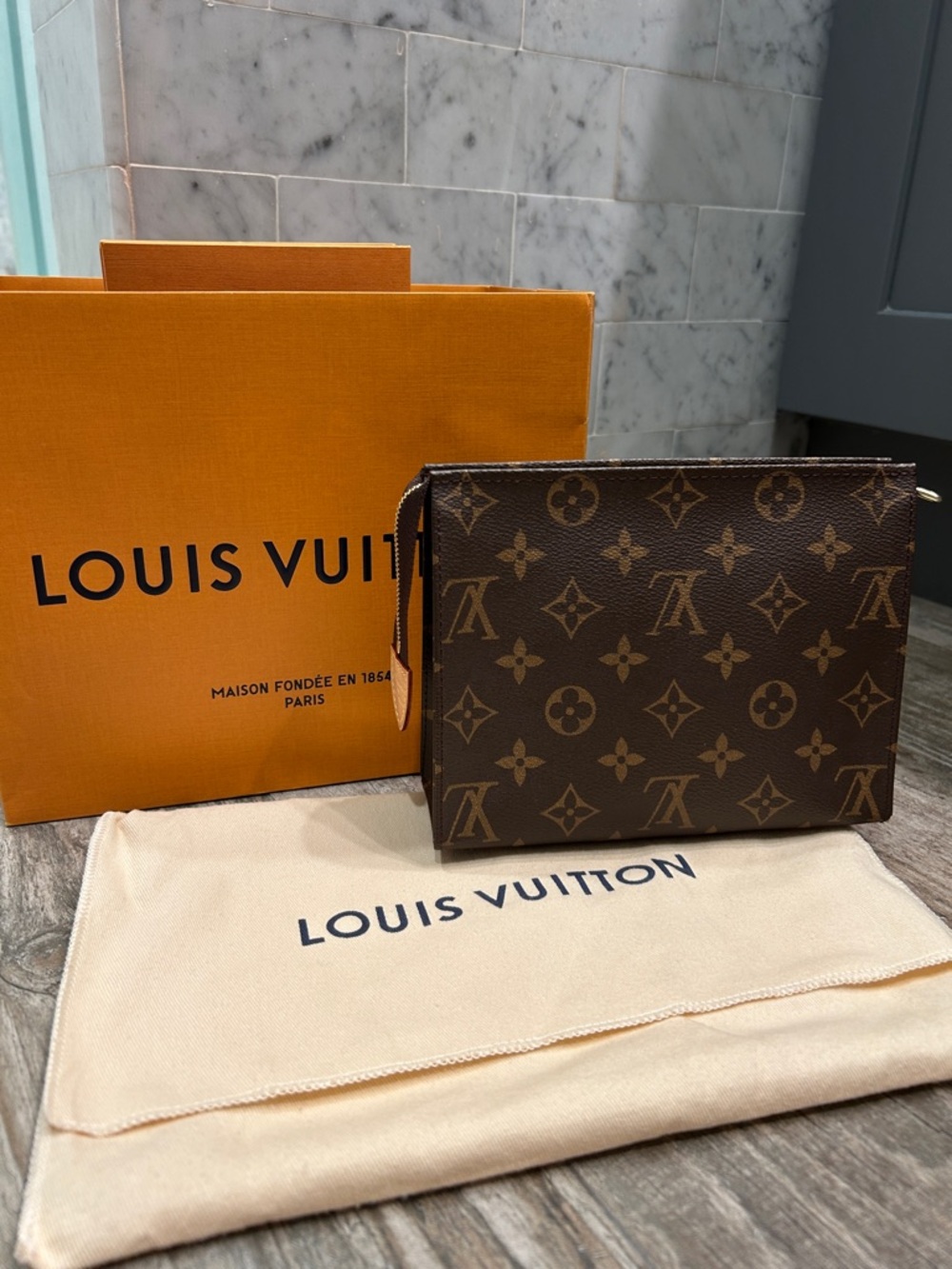🖤 Louis Vuitton Monogram Toiletry 19 Pouch - Picture 2 of 9